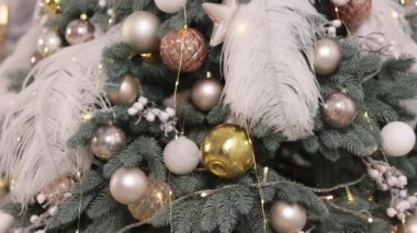 Yeni yıl konsepti, süslenmiş Noel ağacı, yılbaşı ışıkları. Noel ağacının tepesinde balolar, arka planda sallanan Bokeh, Yeni Yıl konsepti, Noel Süslemeleri Kapanışı