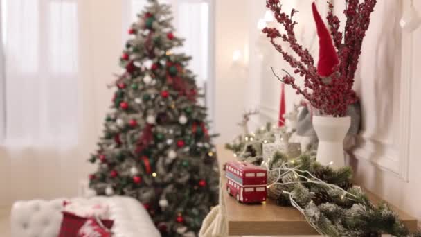 クリスマスバブル 新年のコンセプト スパークリングと妖精 装飾されたクリスマスツリー ライト付きの装飾 魔法の光の木 ギフト ボール ガーランド 新年イブのインテリアクリスマステーマ — ストック動画
