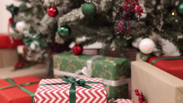 Vánoční Dárky Dárkové Krabice Novoroční Dárek Krabice Jsou Svázané Stuhami — Stock video