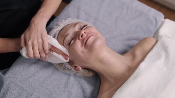 Maskenreste Alginatmaske Kosmetikerin Wäscht Kosmetologe Wäscht Pflegende Maske Aus Dem — Stockvideo