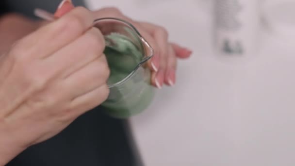 Roeren Crème Masker Behandeling Spa Concept Schoonheidsspecialiste Bereidt Alginaat Masker — Stockvideo