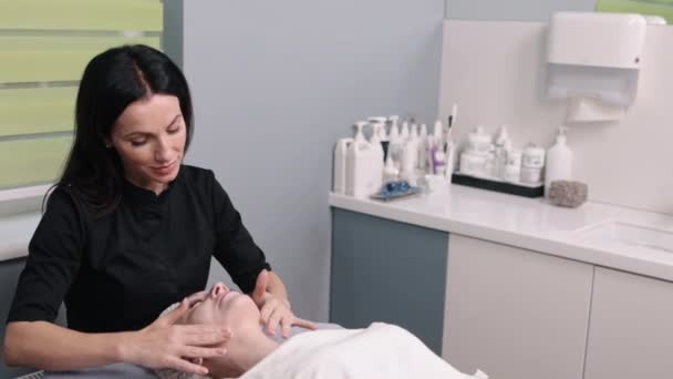 Huidverzorging Huidverzorging Schoonheidsbehandelingen Patiënten Met Een Gezicht Krijgen Spf Zonwering — Stockvideo