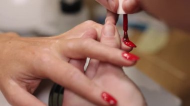 Bakım elleri, manikür tedavileri, salon hijyeni. Güzellik endüstrisinde profesyonel, manikürcü müşterilerine jöleli palto takıyor..