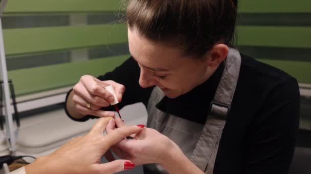 Salon Procedure Schoonheidsbehandelingen Manicure Specialist Schoonheidsindustrie Manicure Het Toevoegen Van — Stockvideo