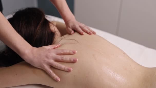 Kroppsavslappning Lyxig Bortskämd Massage Tekniker Bland Spabehandlingar Unga Kvinnan Får — Stockvideo