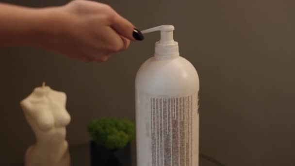 Squeeze Gel Soap Dispenser Καλλυντική Συσκευασία Γυναικεία Χέρια Εκχύλισμα Αφρού — Αρχείο Βίντεο