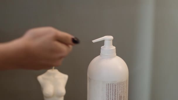 Squeeze Foam Foam Gel Packaging Mockup Hands Woman Press Bottle — Stock Video