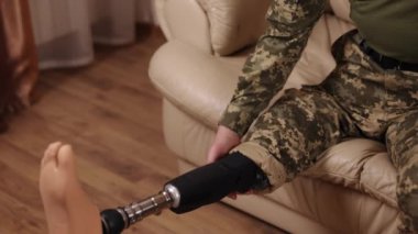 Savaş yaraları, eski asker, rehabilitasyon askeri. Uzvu kesilmiş bir adam, ordu subayının bacak protezi var, savaş yaraları olan bir gazi, yaralı bir Ukraynalı asker normal hayata dönüyor.