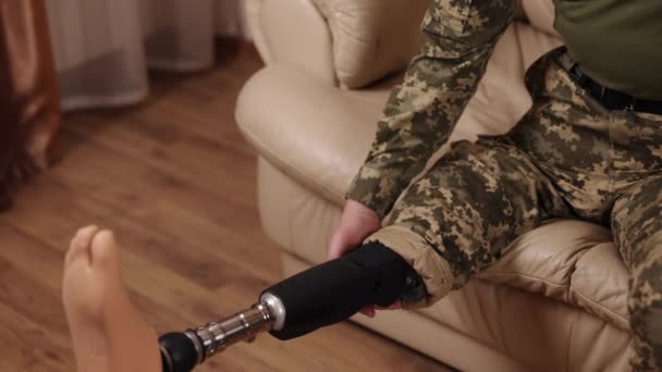 Kriegsnarben Kriegsveteranen Rehabilitierungssoldaten Mann Mit Amputierten Gliedmaßen Militäroffizier Hat Beinprothese — Stockvideo