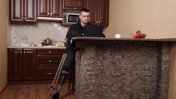 残疾工人 独立生活 戴眼镜 在拐杖附近操作笔记本电脑的人 — 图库视频影像