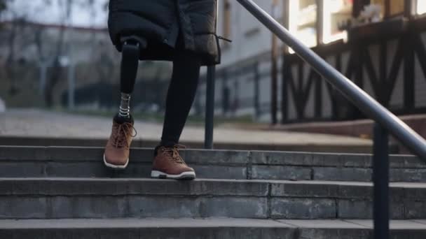 Niepełnosprawny Proteza Nogi Schodzenie Schodów Niepełnosprawny Protezą Nogi Schodzi Schodach — Wideo stockowe