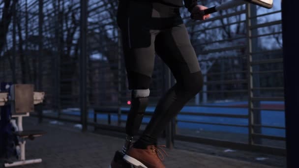 Disabled Fitness Sports Equipment Disabled Empowerment Man Prosthetic Leg Seen — Stock Video