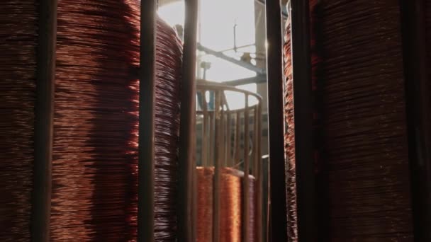 生産工場 コイル寸法 ワイヤー貯蔵 ワイヤー生産設備 そこに大きいスプールの銅線があります — ストック動画