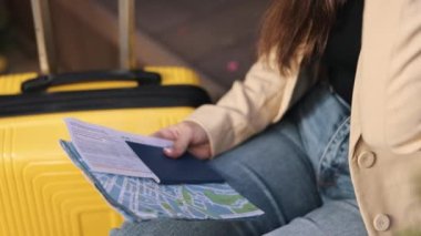 Yalnız yolculuk, Globe-Trotter dişisi, varış noktası rüya. Yanında bavul, kadın pasaport, harita ve uçak bileti ile yaklaşan seyahatler için hazır..