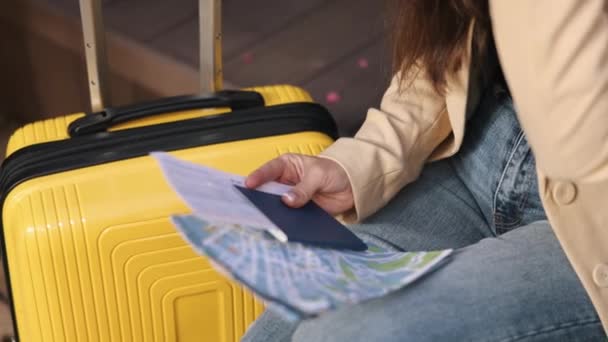 Karta Navigering Äventyr Redo Biljettbokning Med Resväskan Vid Sin Sida — Stockvideo