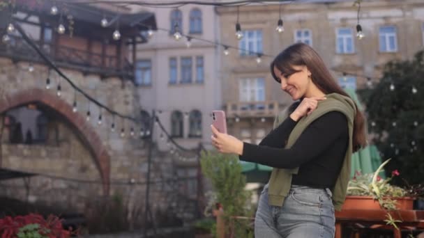 Cermin Telepon Media Sosial Tampilan Kepercayaan Diri Elegan Perempuan Muda — Stok Video