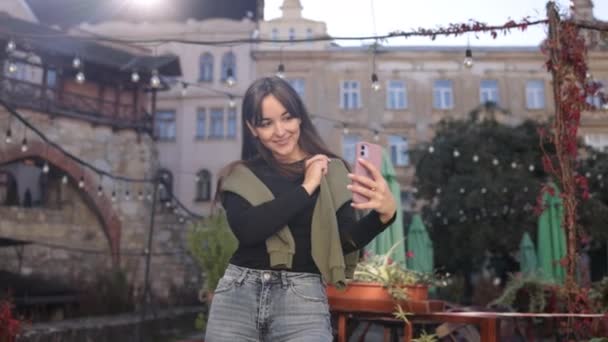 Selfie Casual Imagen Solitario Compartir Instante Mujer Joven Radiante Hace — Vídeos de Stock