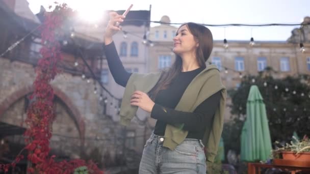 Gesichtsausdruck Social Post Selfie Beleuchtung Blendende Junge Frau Klickt Selfie — Stockvideo