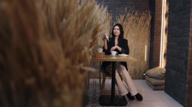 Yüz temizleme, restoran yemeği, genç bir kadın. Genç esmer bayan yemek yedikten sonra yüzünü silmek için peçete kullanıyor..