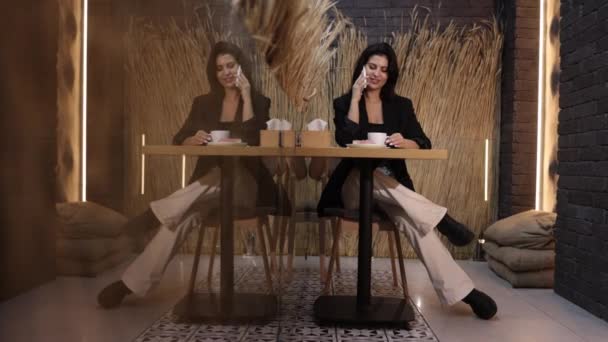대중음식점 커뮤니케이션 커뮤니케이션 레스토랑에서 편안하게 앉아있는 아름다운 숙녀는 전화로 이야기 — 비디오
