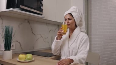Portakallı kahvaltı, meyveli besin, Citrus sabahı. Mutfakta, kadın sabah ayininde elmalarla portakal suyu içerek kendini vejetaryenliğe adadığını gösterir.