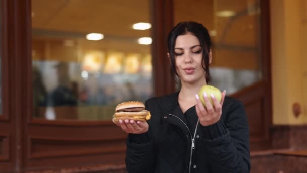 水果偏好 健康决策 苹果选择 女人偏爱有营养的食物 喜欢吃苹果而不喜欢吃汉堡包 — 图库视频影像