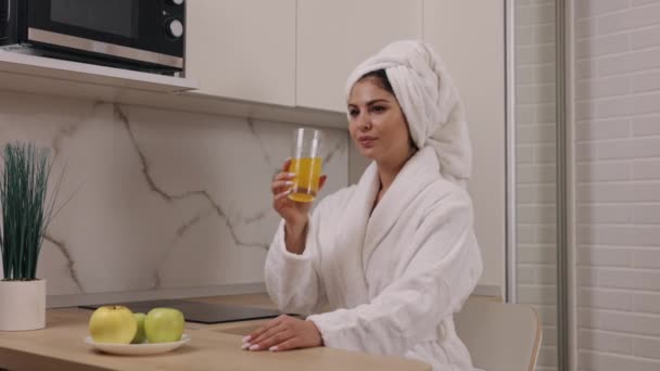 Juice Devotion Fruit Ontwaken Apple Metgezellen Vrouw Verbruikt Haar Ochtendglas — Stockvideo