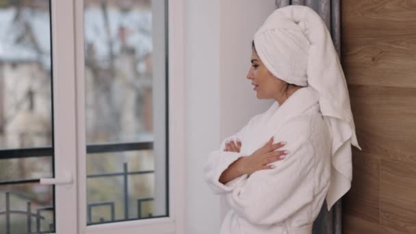 Handdoek Staande Dagdromen Denkend Levensreflecties Ondergedompeld Gedachten Dromerige Vrouw Badjas — Stockvideo