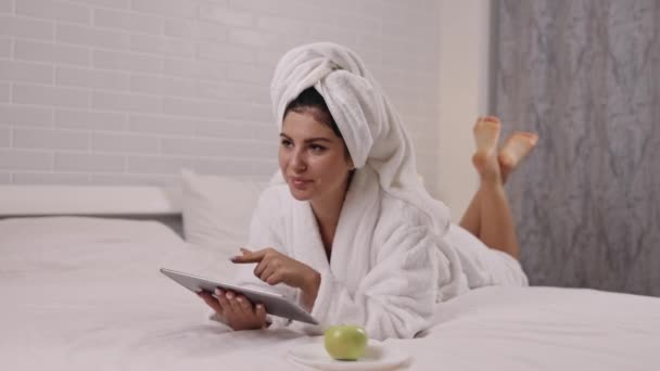 Boş Zaman Eğlencesi Tablet Antlaşması Kapalı Alanda Rahatlama Kadınlar Yatak — Stok video