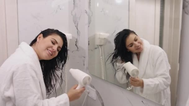 Korzystanie Suszarka Włosów Home Bathroom Brunetka Kobieta Kobieta Jest Domu — Wideo stockowe