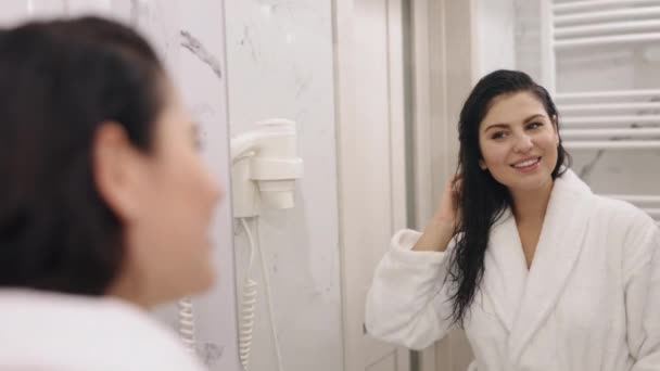 Pielęgnacja Jamy Ustnej Czysty Prysznic Owinięty Ręcznik Urzekająca Dorosła Kobieta — Wideo stockowe
