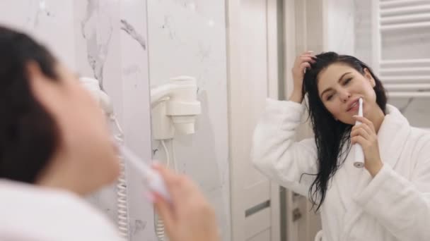 Duş Rutini Diş Temizliği Bornoz Giydirme Duştan Sonra Banyodaki Aynada — Stok video