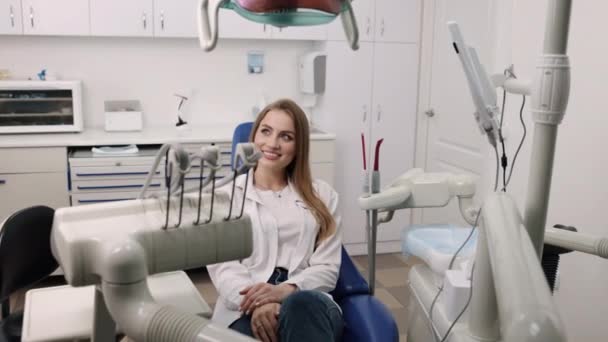 采购产品牙科诊所 舒适的牙医 牙齿放松 愉快的女人在治疗后坐在牙椅上休息 — 图库视频影像