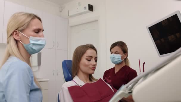 Tandläkarundersökning Avancerad Medicin Munhälsa Läkaren Granskar Munnen För Tecken Karies — Stockvideo
