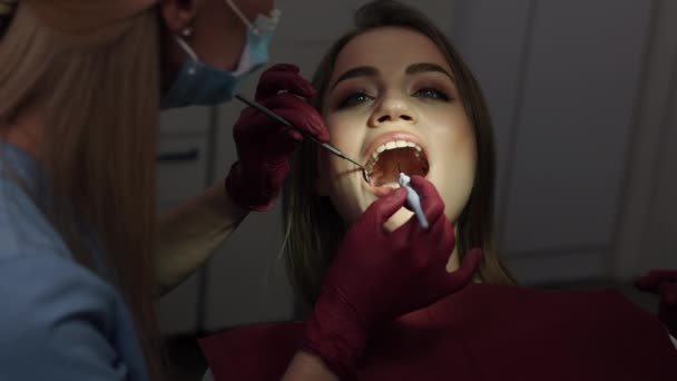 Zaawansowana Medycyna Higiena Jamy Ustnej Leczenie Jamy Ustnej Lekarz Starannie — Wideo stockowe