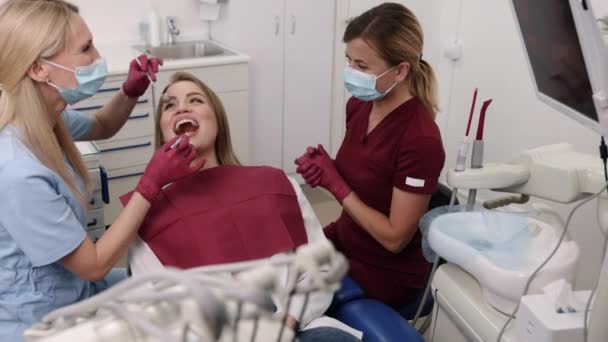Professionell Tandreglering Kvinnlig Tandläkare Tandhälsa Läkaren Genomför Djupgående Studie Munnen — Stockvideo
