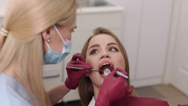 Kontrola Jamy Ustnej Dentysta Pracuje Inspekcja Jamy Ustnej Lekarz Daje — Wideo stockowe