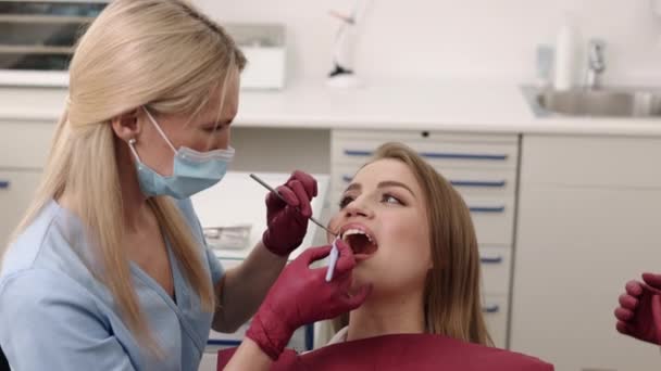 Zubní Kaz Caries Léčba Zubní Ošetření Lékař Provádí Důkladné Vyšetření — Stock video