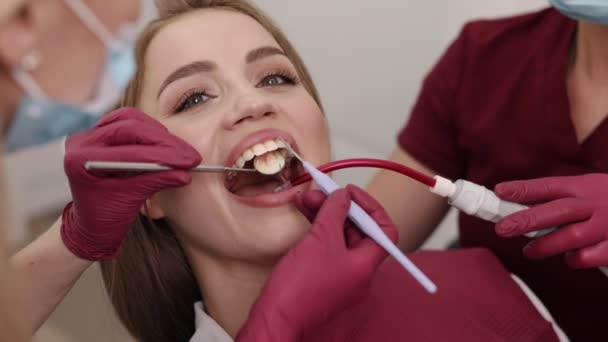防止蛀牙 牙科检查 蛀牙预防 在医生检查病人口腔是否有蛀牙迹象时 防止和治疗蛀牙至关重要 — 图库视频影像