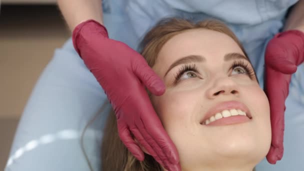 正畸程序 下颌骨检查 妇女检查 医生正在以牙齿病理学家的身份对女性病人的下巴关节进行体格检查 — 图库视频影像