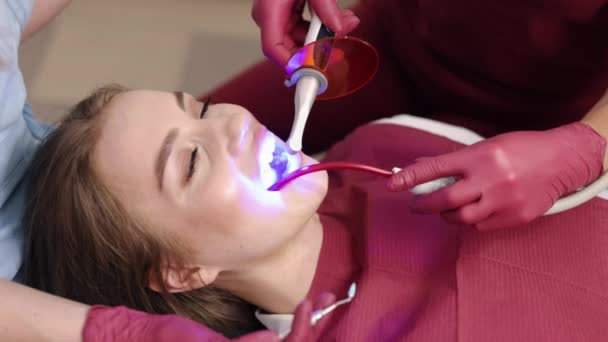 Zęby Pacjenta Zabieg Pacjenta Światło Zębów Ramach Leczenia Stomatologicznego Odbudowy — Wideo stockowe