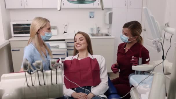 Tandläkarkontroll Munhygien Tandläkarundersökning Intraoral Kamera Används Professionell Tandläkare För Att — Stockvideo
