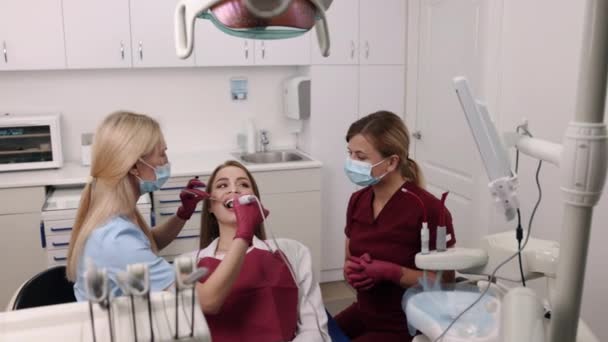 Tandkontroll Tandkontroll Munkontroll Med Intraoral Kamera Genomför Professionell Tandläkare Muntlig — Stockvideo