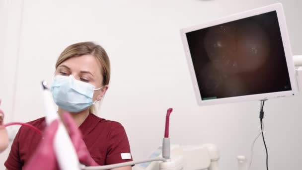 Diagnóstico Dental Revisión Del Dentista Cámara Dental Profesional Dental Calificado — Vídeos de Stock