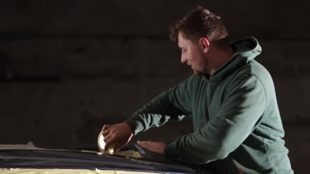 专业方法 汽车准备 身体更新 汽车的砂面由技术人员用胶带粘贴 为新的油漆工作奠定基础 — 图库视频影像