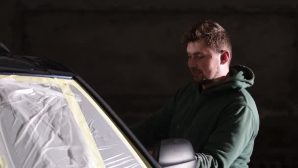 汽车准备 油漆前 油漆应用 技术员在喷漆前将掩蔽带应用到砂车上 — 图库视频影像