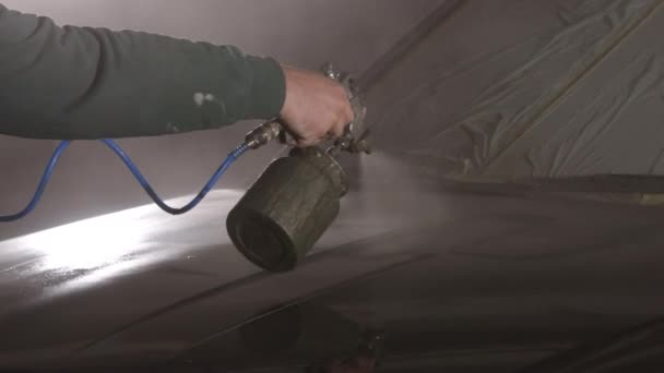 Serwis Samochodowy Szczegóły Pojazdu Automatyczne Malowanie Mężczyzna Wyposażony Respirator Nakładający — Wideo stockowe