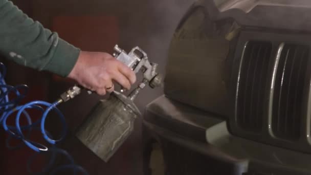 ペイントショップ ペイントギア ペイント準備 スプレー装置を使用して車両を熱心に塗装する呼吸器の男 — ストック動画