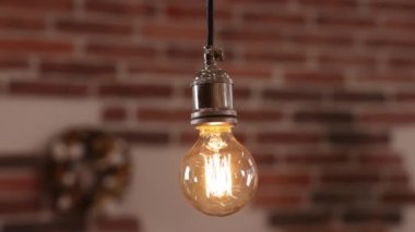Kapalı, ampul değiştirme, ışık kontrolü. Odada asılı yanan ışık kapatıldı.