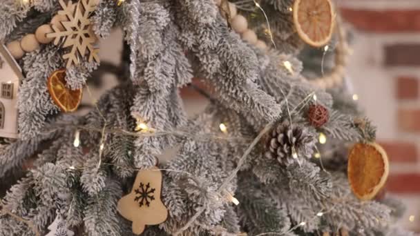人工的なクリスマスツリー 新年のコンセプト 装飾されたお祝い ぼやけた背景の休日の木の装飾は クリスマスツリー クリスマスツリーボールのクローズアップ ボケガーランド — ストック動画